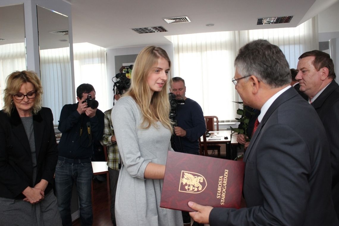 Starosta nagrodził absolwentów Starosta nagrodził absolwentów