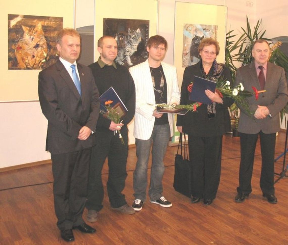 Starosta wręcza nagrody i "wykłada" o służbie człowiekowi Starosta wręcza nagrody i "wykłada" o służbie człowiekowi