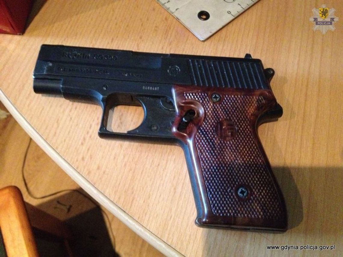 Sterroryzowali "bronią" sprzedawcę i ukradli gotówkę