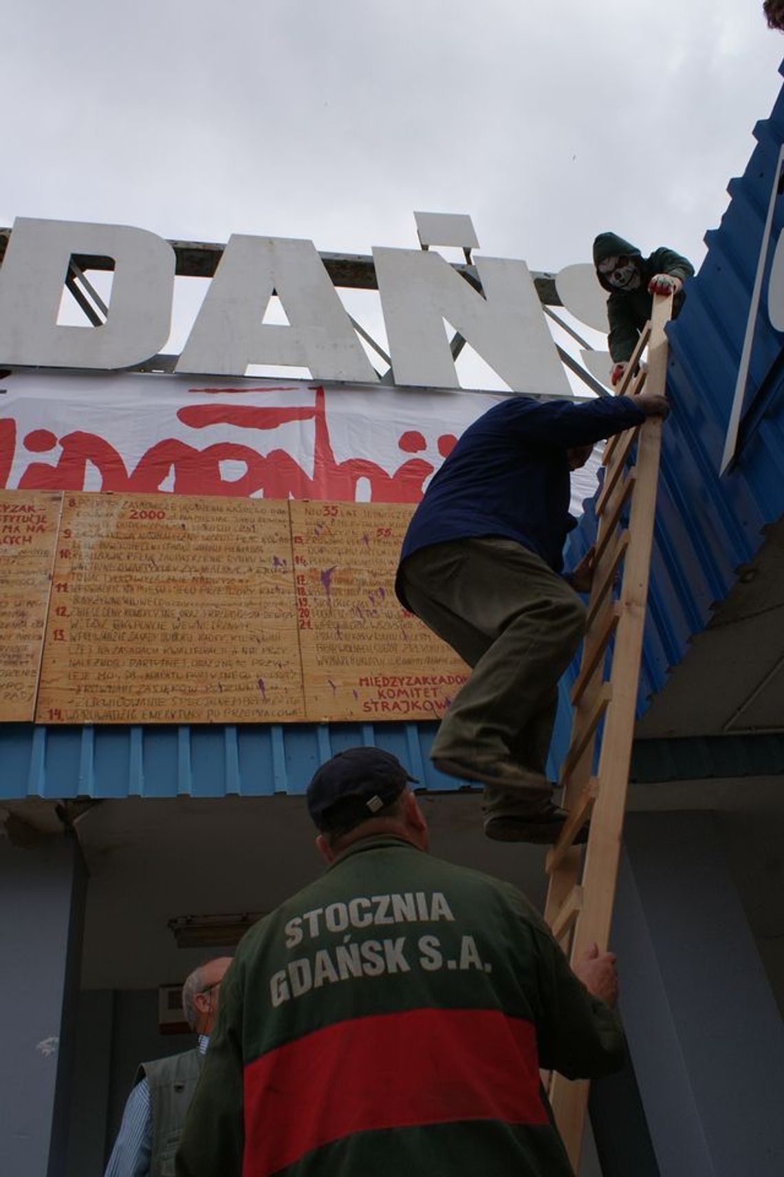Stocznia Gdańska - "Solidarność" na wierzchu - zakryła "Lenina" prezydenta Adamowicza Stocznia Gdańska - "Solidarność" na wierzchu - zakryła "Lenina" prezydenta Adamowicza
