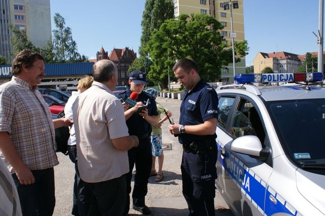 Stoczniowcy sztandarem "Solidarności" zasłaniają "Lenina" w Stoczni Gdańskiej. Policja w akcji - Guzikiewicz spisany Stoczniowcy sztandarem "Solidarności" zasłaniają "Lenina" w Stoczni Gdańskiej. Policja w akcji - Guzikiewicz spisany