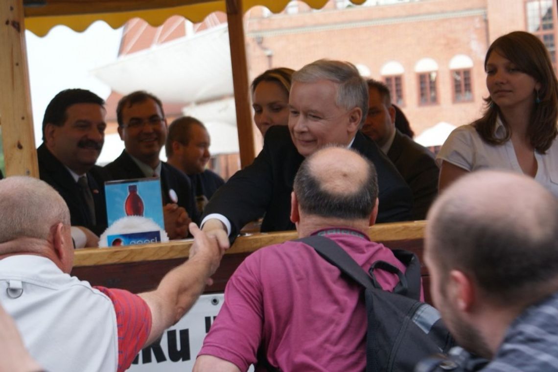 Stoczniowcy za Kaczyńskim. Objazd z kwiatami i ulotkami Stoczniowcy za Kaczyńskim. Objazd z kwiatami i ulotkami