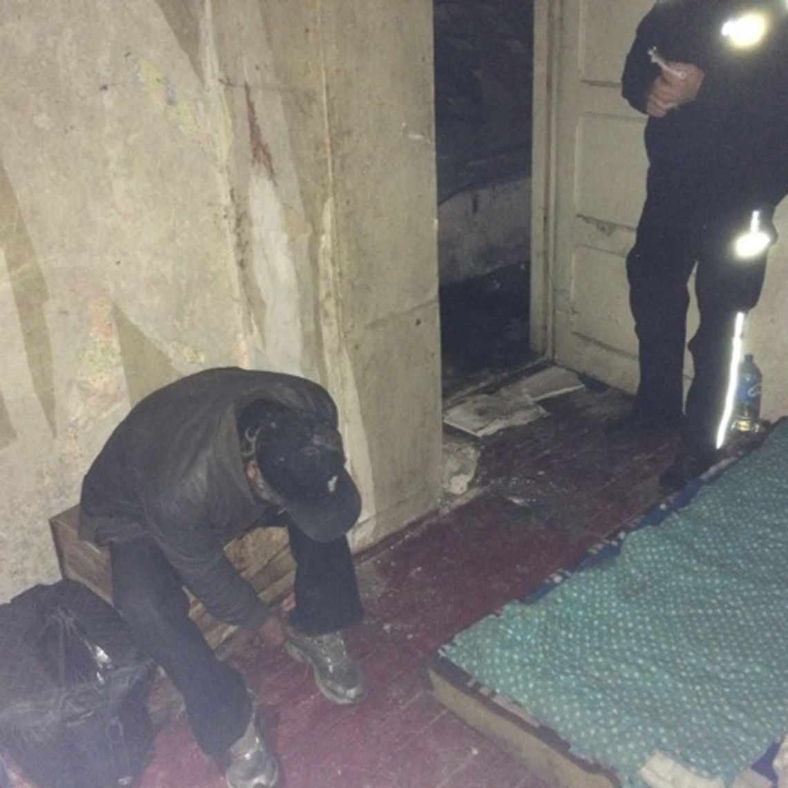 Stoi kasztan i stoi waląca się rudera. A w niej gnieżdżą się bezdomni Stoi kasztan i stoi waląca się rudera. A w niej gnieżdżą się bezdomni