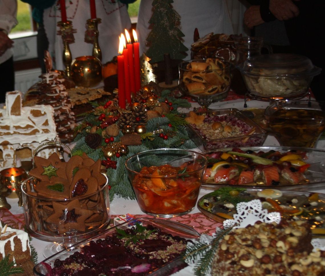 Stół Bożonarodzeniowy z dobrymi smakami Stół Bożonarodzeniowy z dobrymi smakami