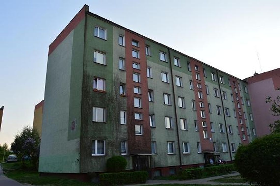 Strach paraliżuje  mieszkańców. Odcięci od piwnicy, boją się wychodzić z budynku 