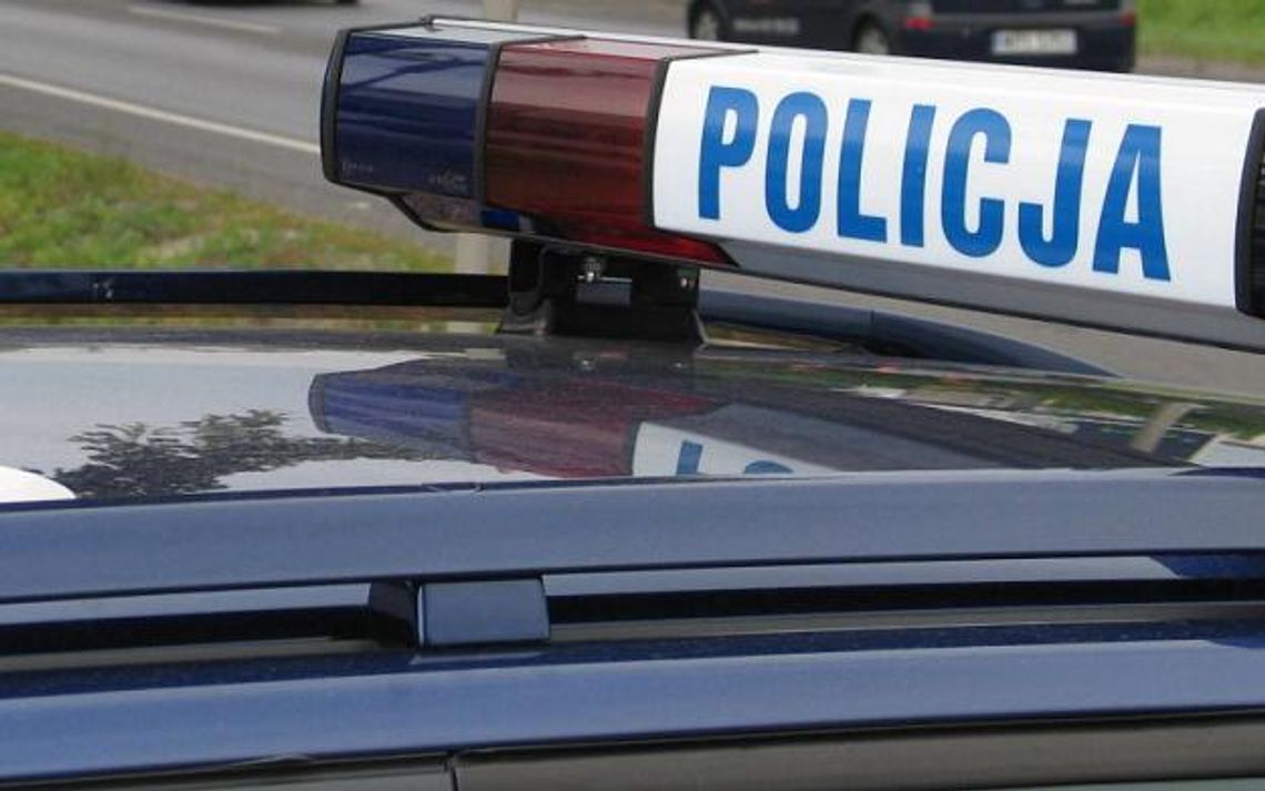 Stracił panowanie nad autem i uderzył w drzewo Stracił panowanie nad autem i uderzył w drzewo