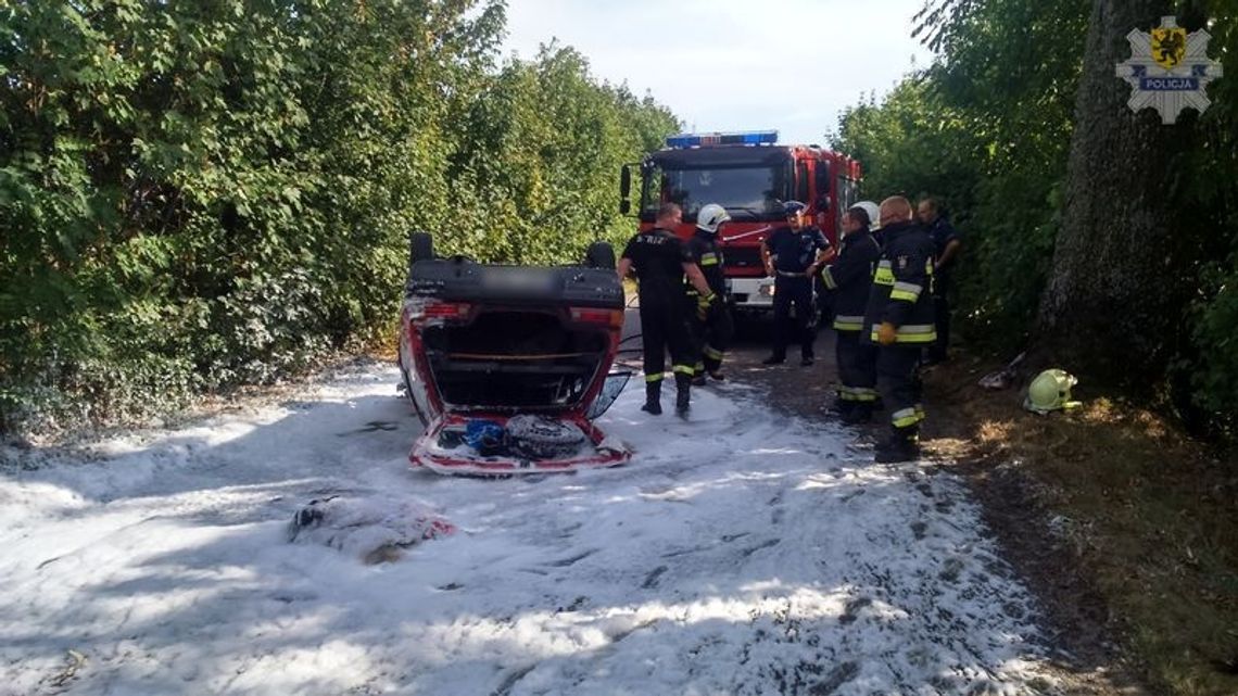 Stracił panowanie nad pojazdem zjechał na pobocze i dachował Stracił panowanie nad pojazdem zjechał na pobocze i dachował