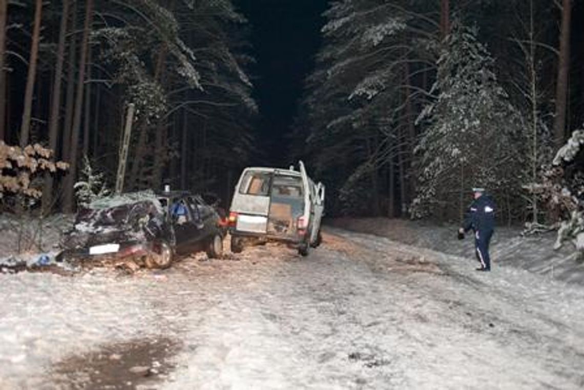 Stracił panowanie nad vw transporterem i uderzył w opla
