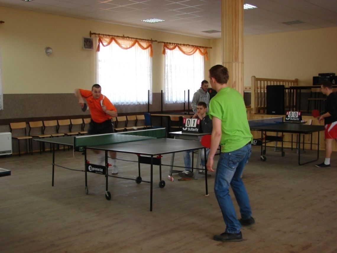 Strażacy grali w tenisa stołowego - Michał nie dał szans rywalom Strażacy grali w tenisa stołowego - Michał nie dał szans rywalom