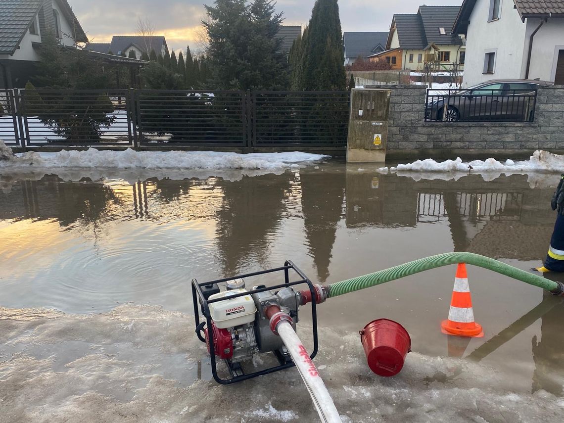 Strażacy mają ręce pełne roboty. Woda roztopowa zalewa piwnice, posesje i drogi Strażacy mają ręce pełne roboty. Woda roztopowa zalewa piwnice, posesje i drogi