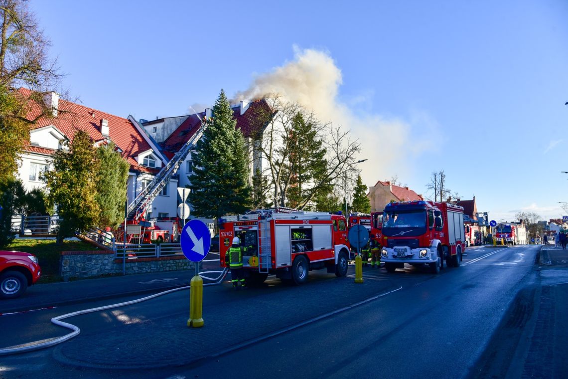 Strażacy walczą z ogniem w siedzibie ZUS w Sztumie. Ulica Mickiewicza zamknięta