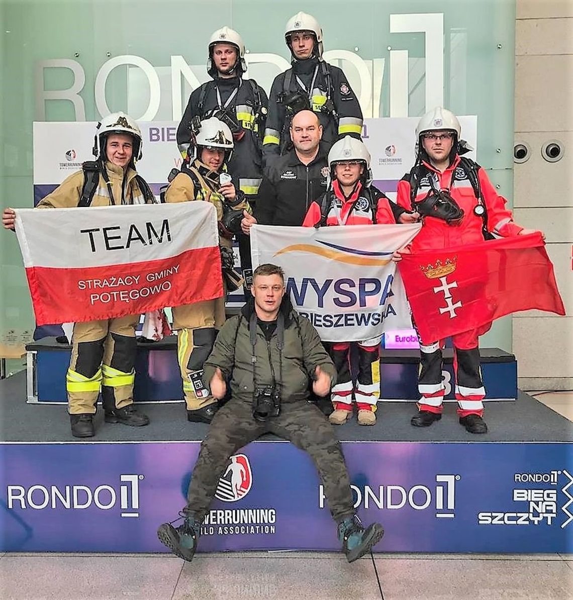 Strażacy z gminy Potęgowo wbiegli na szczyt warszawskiego wieżowca!