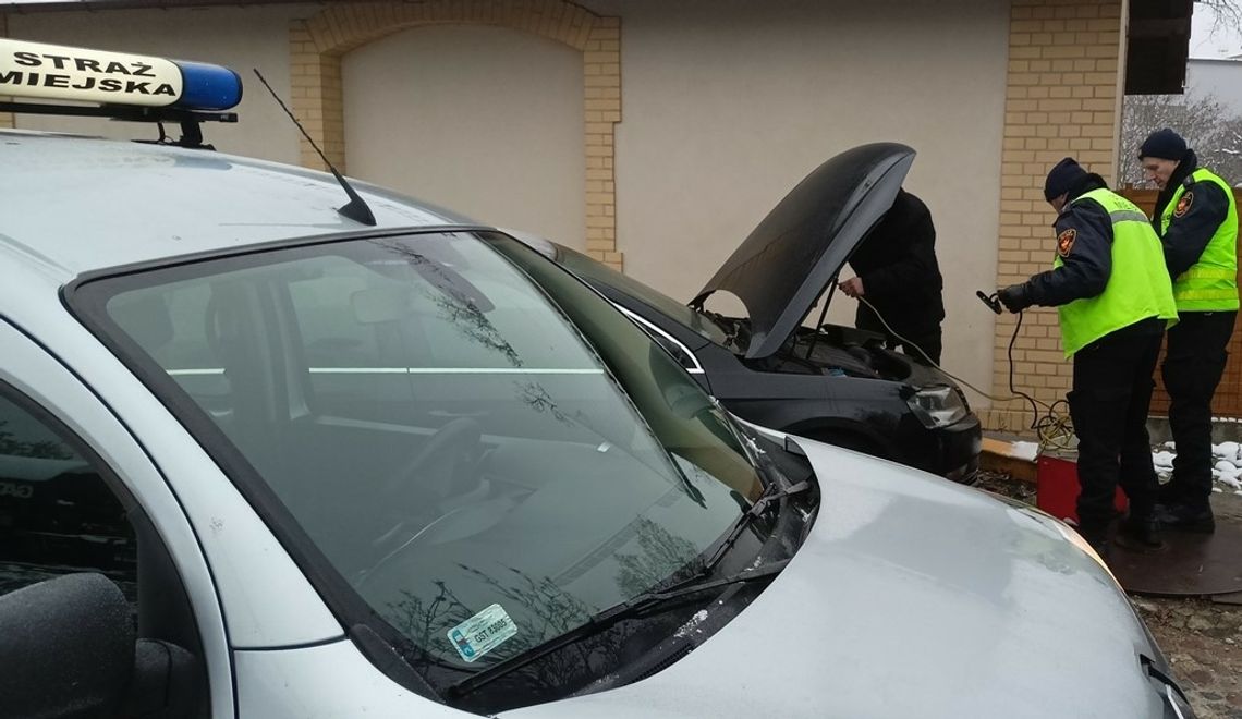 Strażnicy miejscy pomagają mieszkańcom odpalić auta zimą. Potrzebujesz pomocy? Zadzwoń Strażnicy miejscy pomagają mieszkańcom odpalić auta zimą. Potrzebujesz pomocy? Zadzwoń