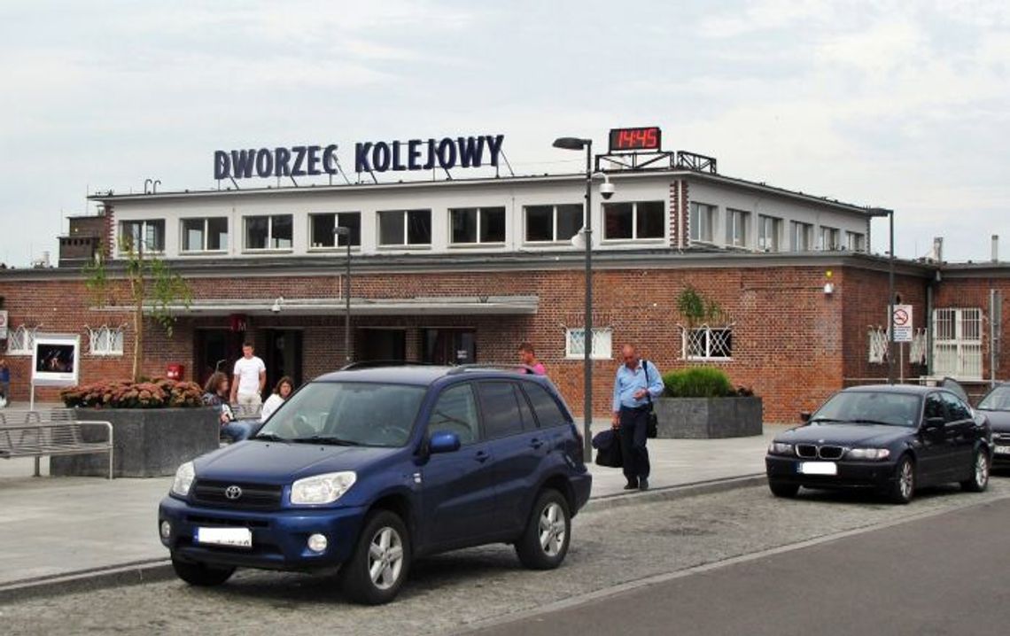 Strażnicy miejscy przypatrzą się parkującym przed dworcem Strażnicy miejscy przypatrzą się parkującym przed dworcem