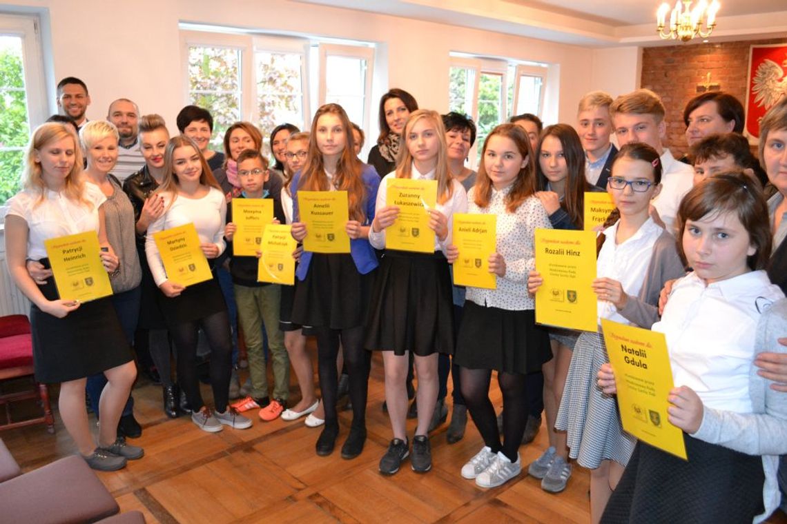 Stypendia Młodzieżowej Rady Gminy Suchy Dąb rozdane Stypendia Młodzieżowej Rady Gminy Suchy Dąb rozdane