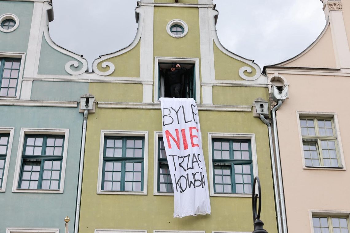 Superbohaterowie za Karolem Nawrockim. Batman dzisiaj zatrzymany w Gdańsku, Zorro i Spiderman ścigani. Za wywieszenie transparentu #Byle Nie Trzaskowski#. Komentarze: to gorzej niż Białoruś