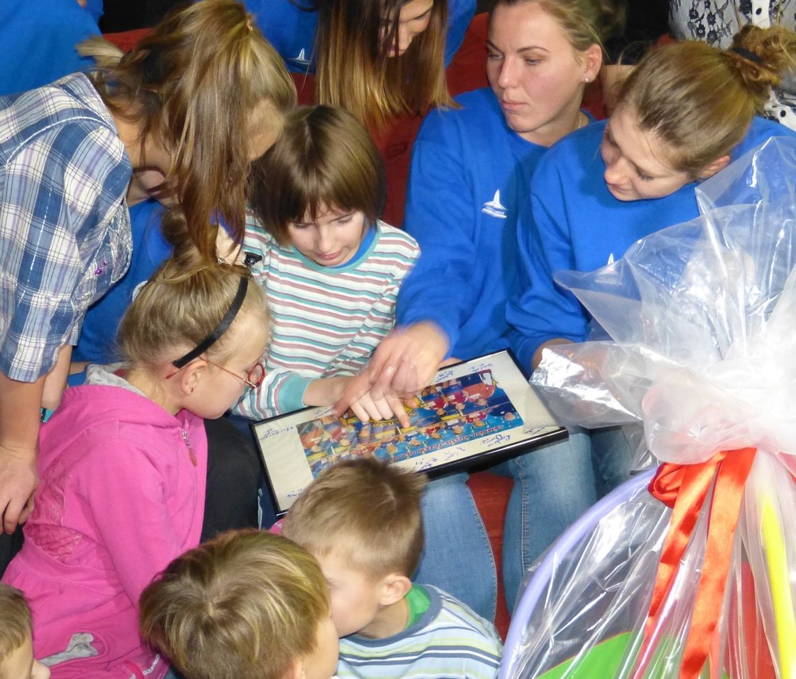 Świąteczny gest samborzanek. Piłki i słodycze dla Domu Dziecka Świąteczny gest samborzanek. Piłki i słodycze dla Domu Dziecka