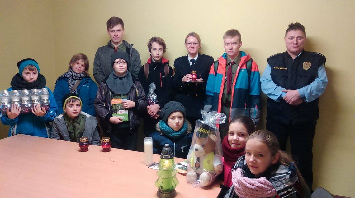 Światło z Betlejem w Starogardzie. Harcerze po raz 25. przekazali Betlejemskie Światło Pokoju w Polsce Światło z Betlejem w Starogardzie. Harcerze po raz 25. przekazali Betlejemskie Światło Pokoju w Polsce