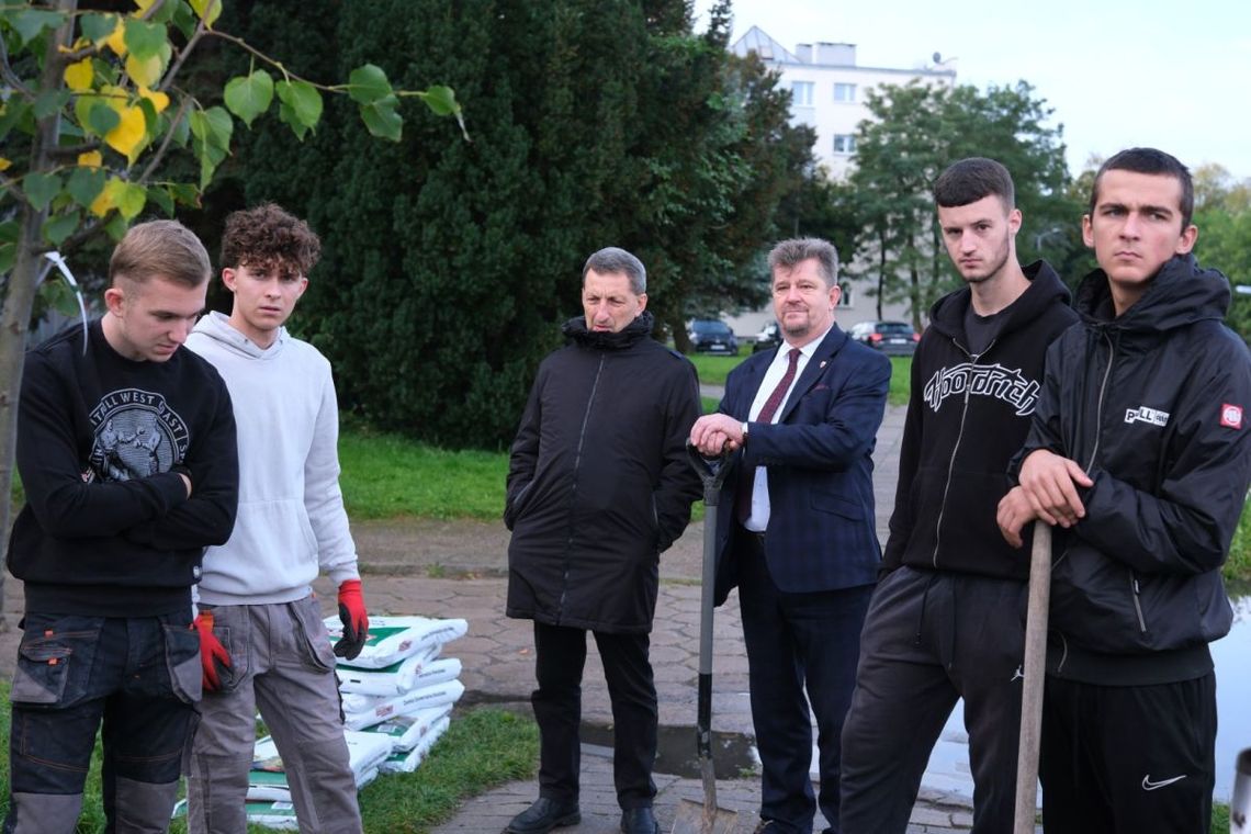 Światowy Dzień Sadzenia Drzew w Zespole Szkół Technicznych w Malborku Światowy Dzień Sadzenia Drzew w Zespole Szkół Technicznych w Malborku