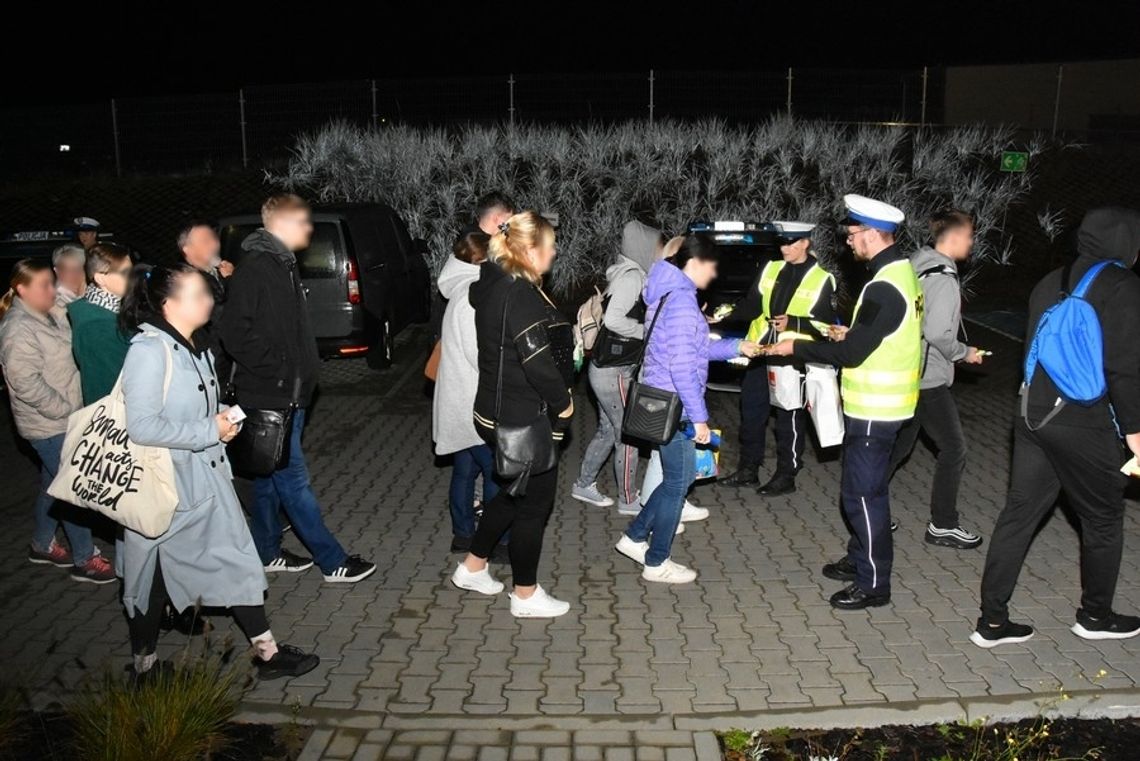 Świeć przykładem - noś odblaski. Policjanci rozdawali odblaski i przypominali, jak ważne jest ich noszenie po zmroku