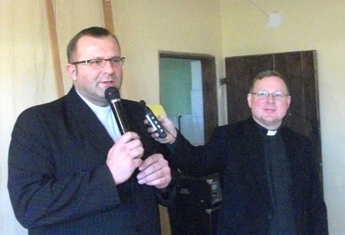 Świeca Caritasu - płomyk radości i ciepła na wigilijnym, stole 