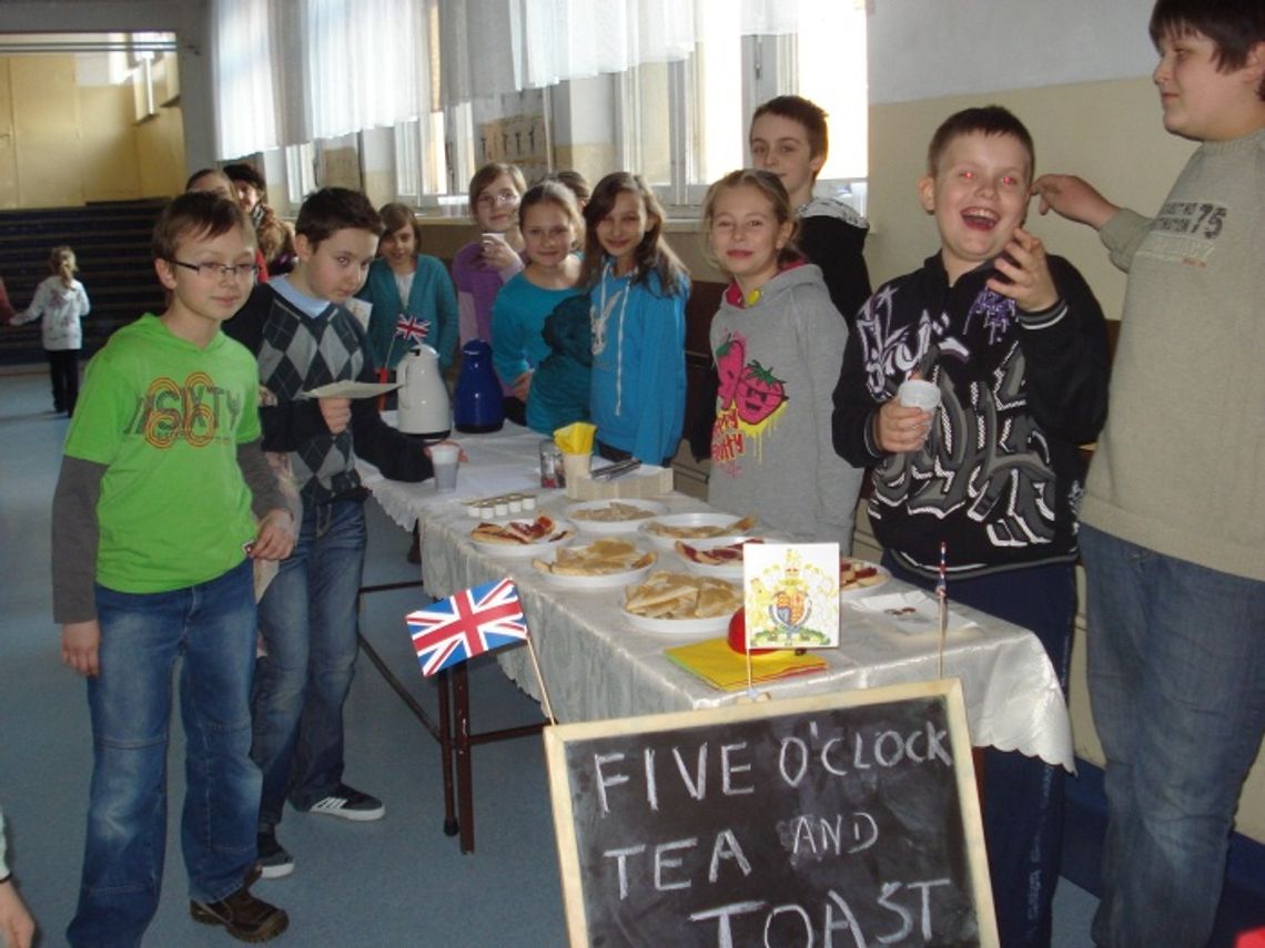 Święto szkoły - tańce, śpiewy i karaoke Święto szkoły - tańce, śpiewy i karaoke