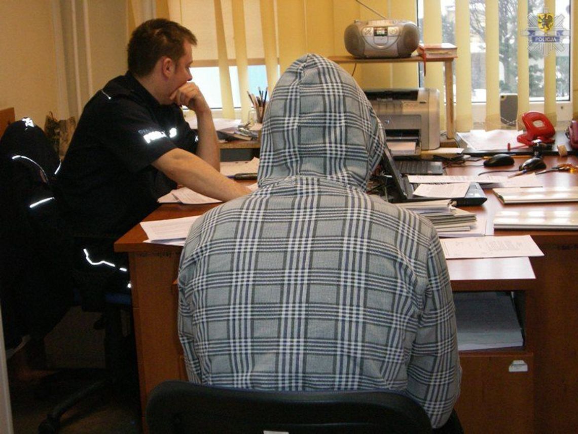 SZAJKA nie-charytatywna. Pół tony odzieży z kontenerów - na lewo