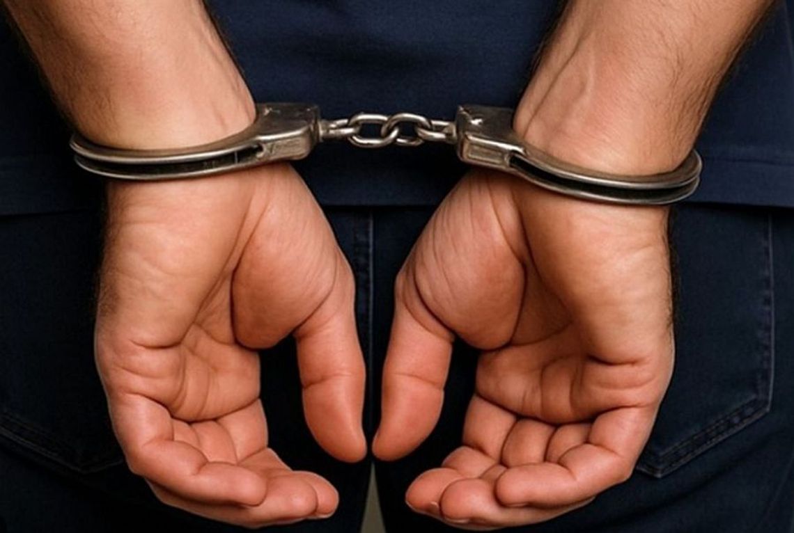 Szedł środkiem szosy pod wpływem alkoholu. Okazało się, że był poszukiwany Szedł środkiem szosy pod wpływem alkoholu. Okazało się, że był poszukiwany