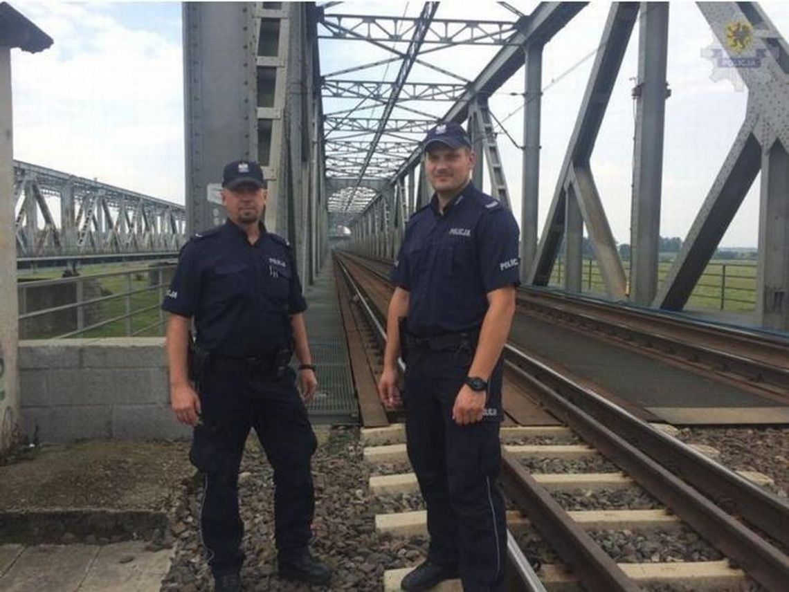 Szedł wprost pod pociąg na Moście Tczewskim - miał prawie 2,5 promila! Uratowali go policjanci! 