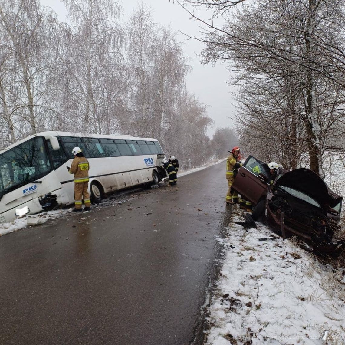 Szklanka na drogach. Autobus PKS zderzył się z autem osobowym