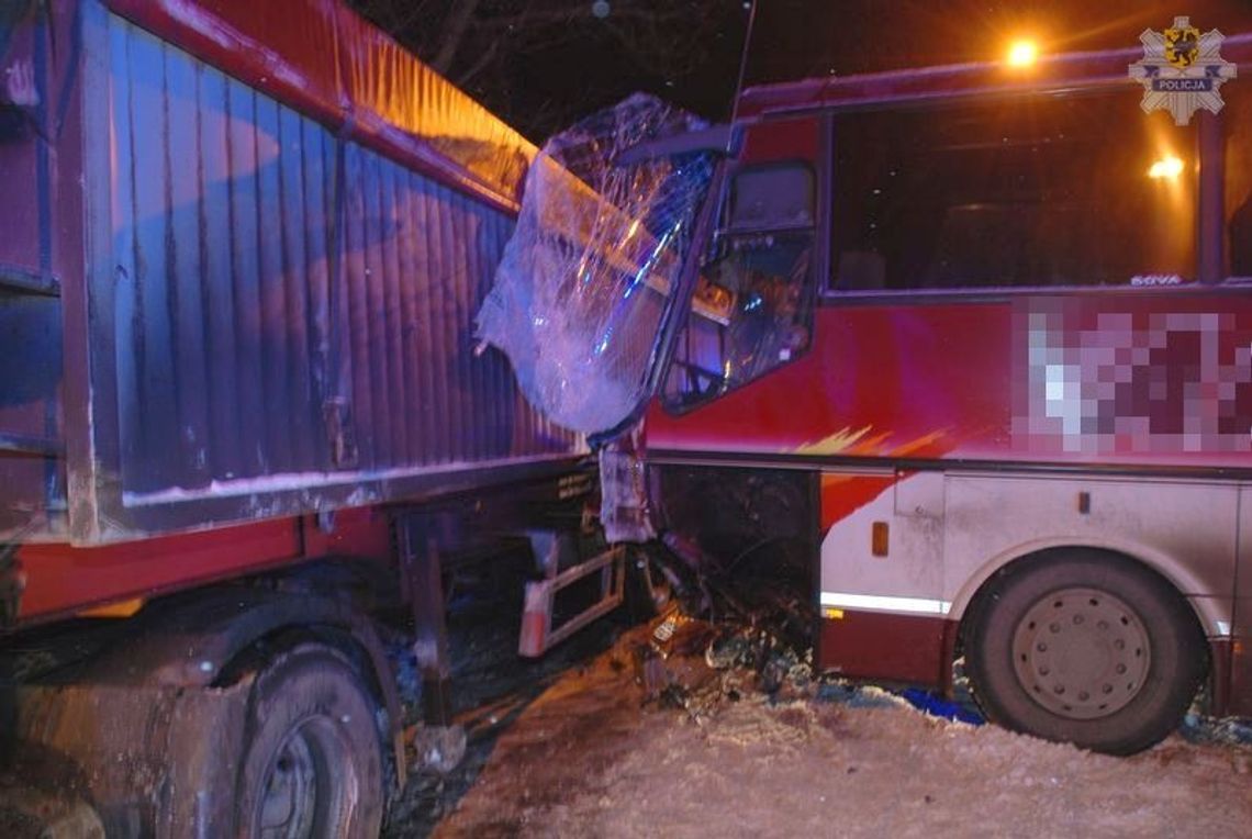 Szkolny gimbus zderzył się z ciężarówką, ranny kierowca i dzieci w szpitalu 