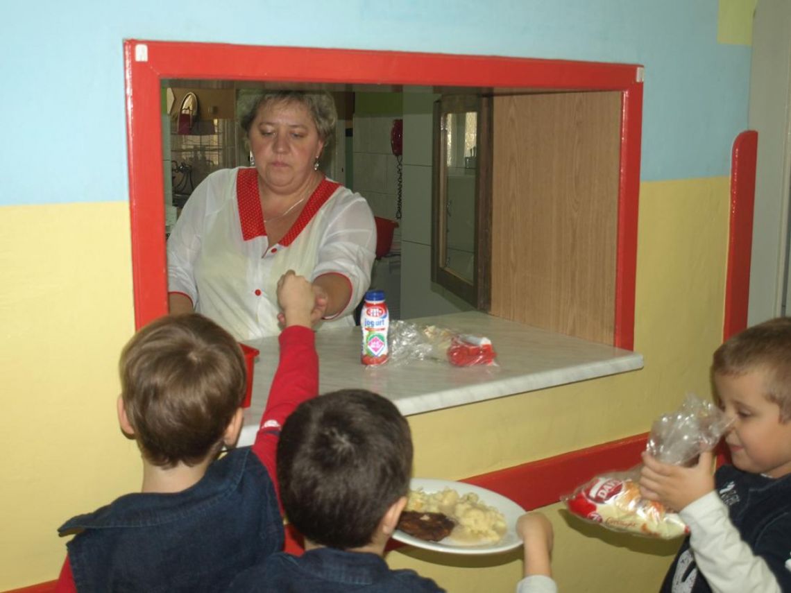 Szkoły bez domowej kuchni, kucharki na bruk. Jedzenie cateringowe Szkoły bez domowej kuchni, kucharki na bruk. Jedzenie cateringowe