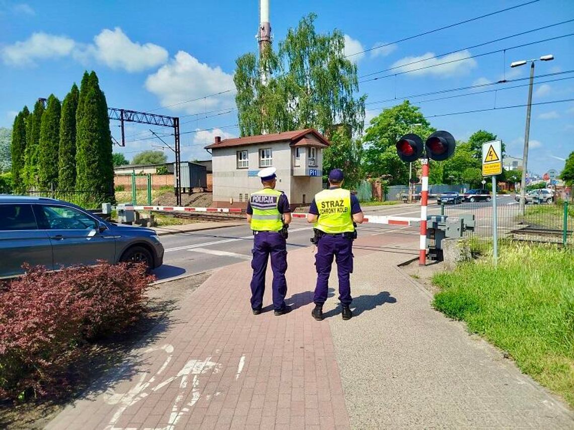 Szlaban na ryzyko. Policjanci i kolejarze przypominali o bezpieczeństwie na przejazdach Szlaban na ryzyko. Policjanci i kolejarze przypominali o bezpieczeństwie na przejazdach