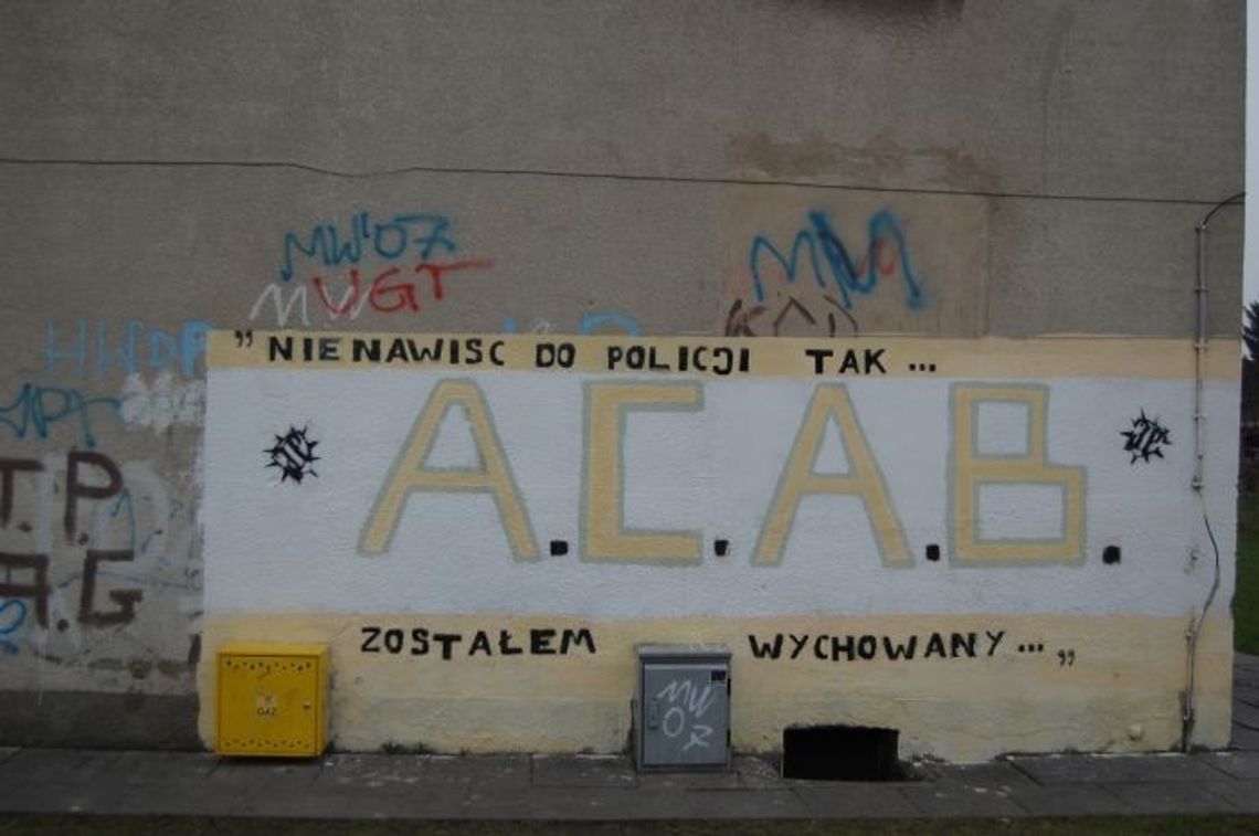 Szpecące napisy na murach. Czasem „wiszą” od lat... Szpecące napisy na murach. Czasem „wiszą” od lat...