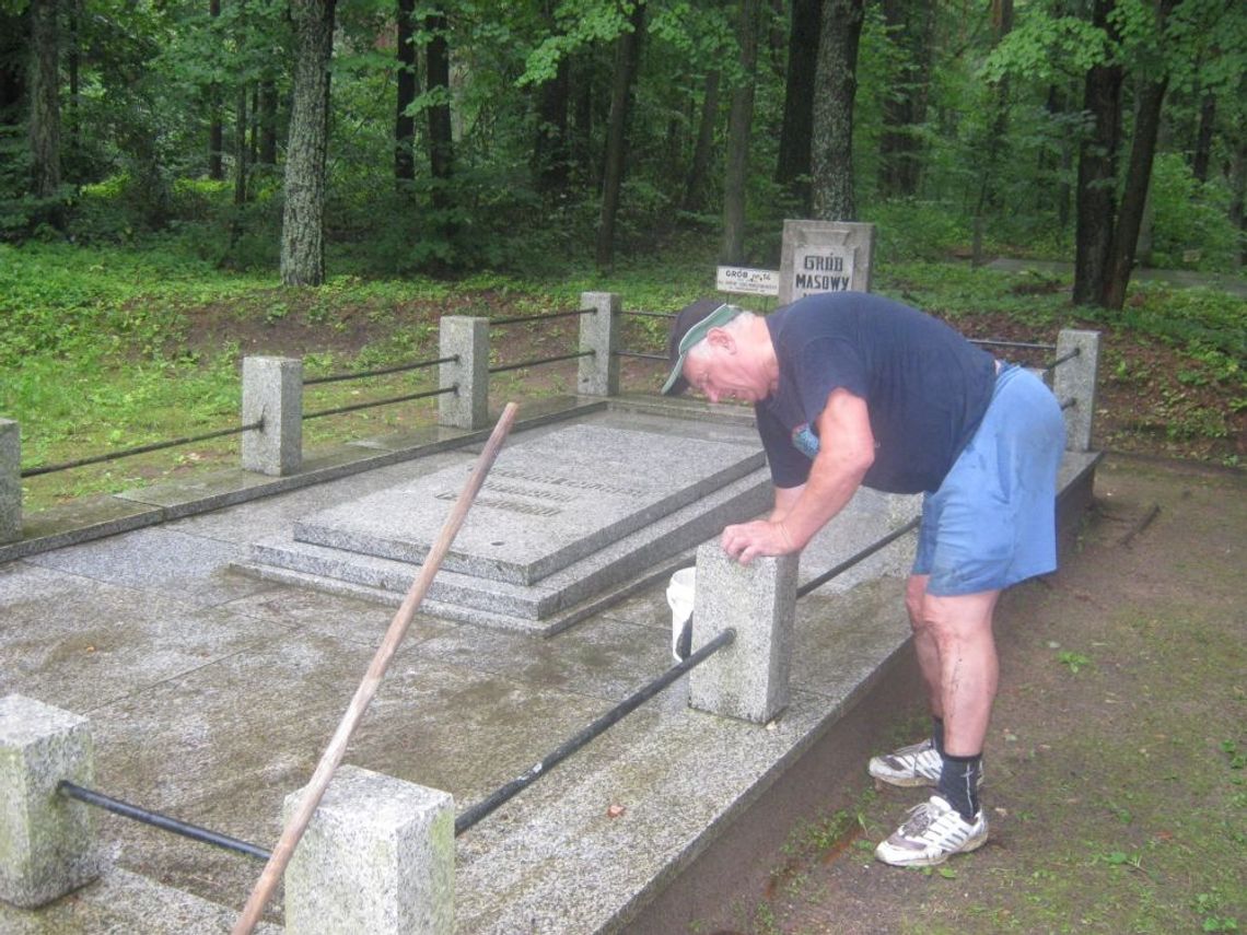 Szpęgawsk w (nie)pamięci. Śmieci, gałęzie, powywracane znicze. Więźniowie gotowi do pomocy Szpęgawsk w (nie)pamięci. Śmieci, gałęzie, powywracane znicze. Więźniowie gotowi do pomocy