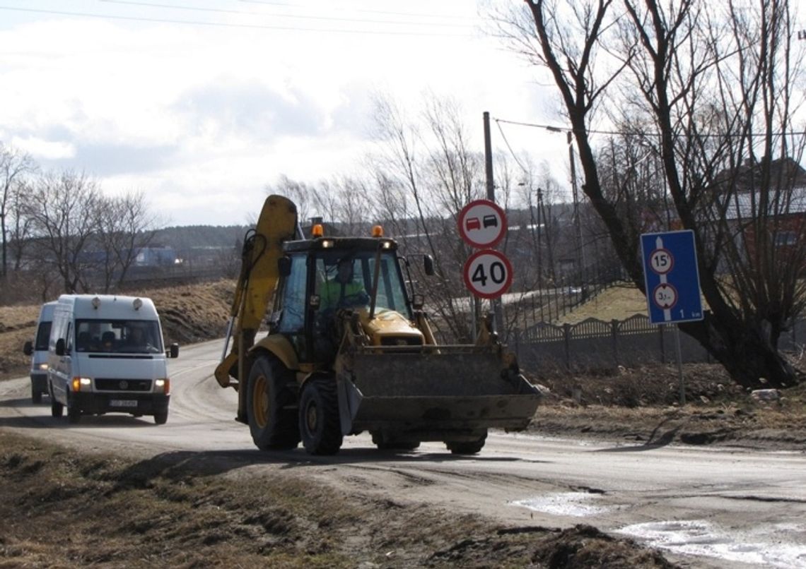 Szpetne słupy przy nowej drodze. Remontując dojazd do autostrady zapomnieli jednym szczególe Szpetne słupy przy nowej drodze. Remontując dojazd do autostrady zapomnieli jednym szczególe