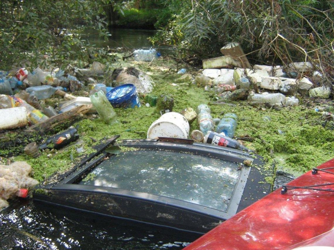 Szpetny widok nad Wierzycą - śmieciowe problemy w Królewskim Mieście Szpetny widok nad Wierzycą - śmieciowe problemy w Królewskim Mieście