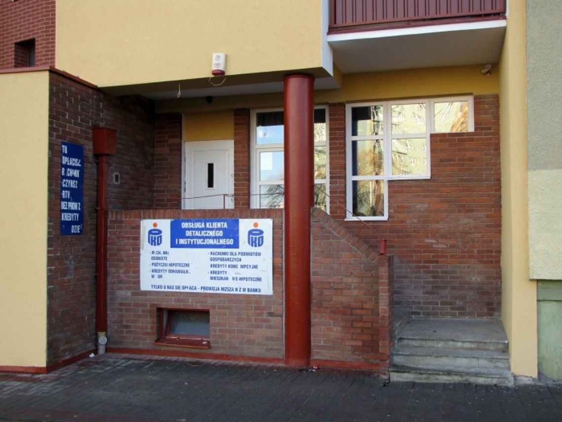 Szukają sprawcy napadu na bank. Sterroryzował kasjerkę i ukradł kilka tysięcy złotych Szukają sprawcy napadu na bank. Sterroryzował kasjerkę i ukradł kilka tysięcy złotych