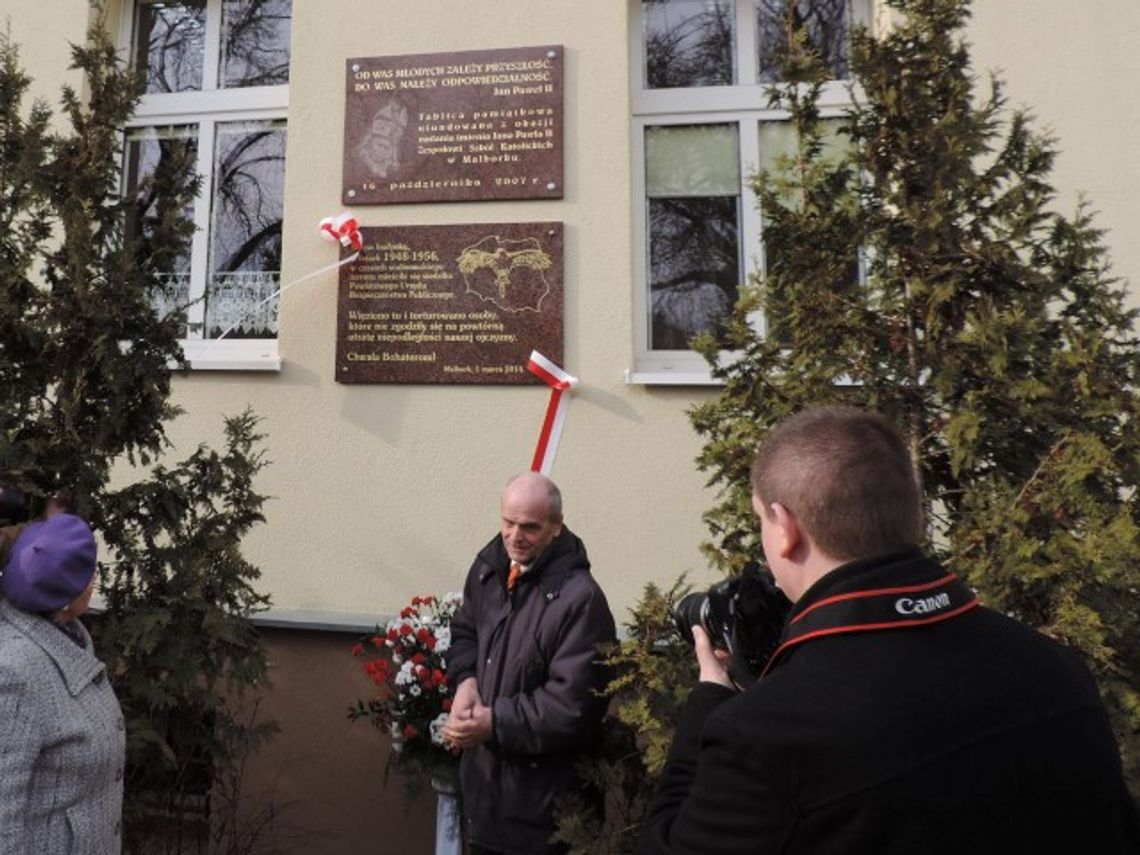 Tablica na dawnym Urzędzie Bezpieczeństwa