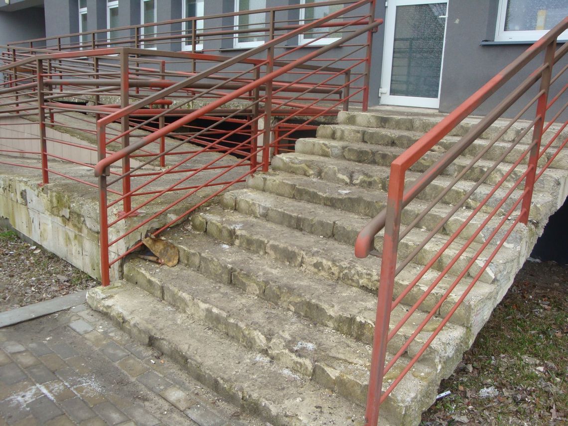 Tak wyglądają schody do przychodni. Czy można je uzdrowić? 
