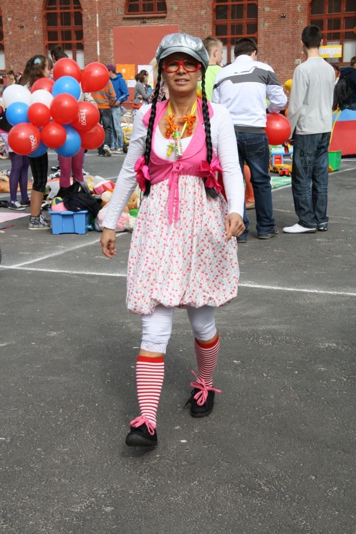 Tańczący nauczyciele i śpiewająca młodzież - barwna Majówka Hallerówka