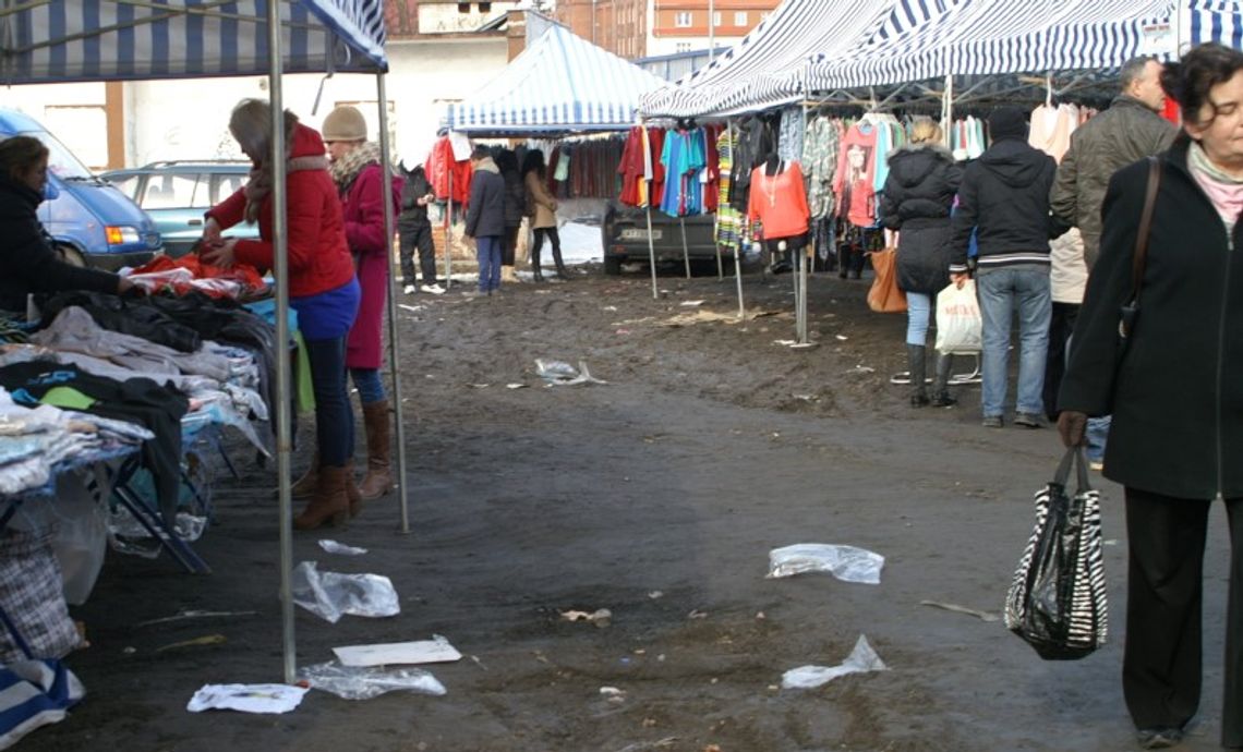 Targowisko tonie w błocie mieszkańcy i kupcy mają dość Targowisko tonie w błocie mieszkańcy i kupcy mają dość