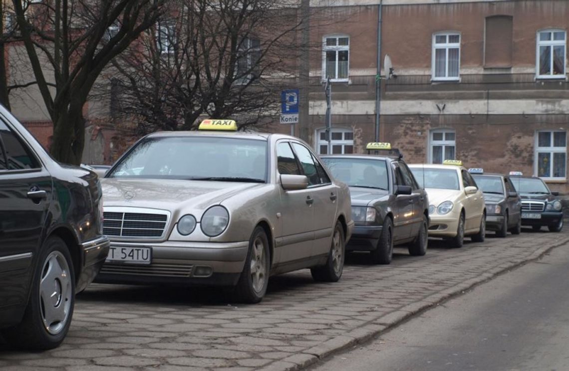 Taxi na czarno. Walka o miejsce. Będą kontrole taksówek Taxi na czarno. Walka o miejsce. Będą kontrole taksówek