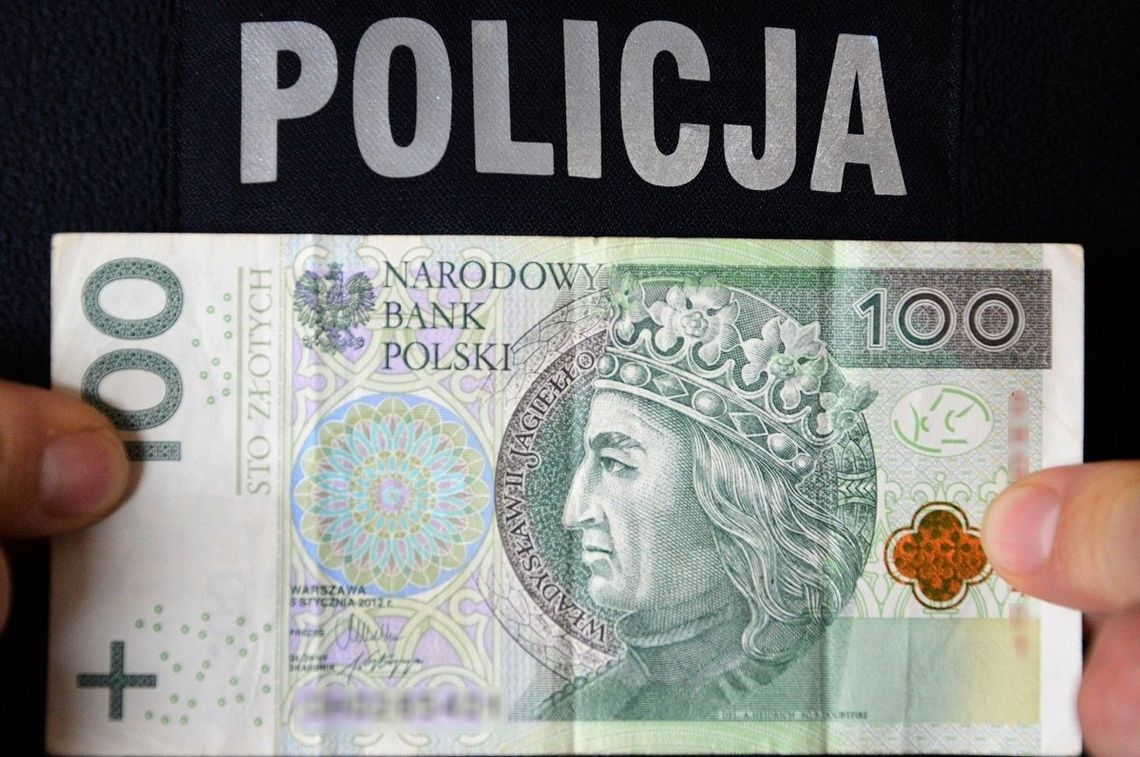 Tczew. Dwie kobiety przekazały policjantom znalezione pieniądze.