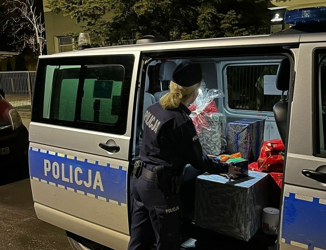 [ZDJĘCIA] Tczewscy policjanci i pracownicy policji przekazali dary w ramach „Szlachetnej Paczki”