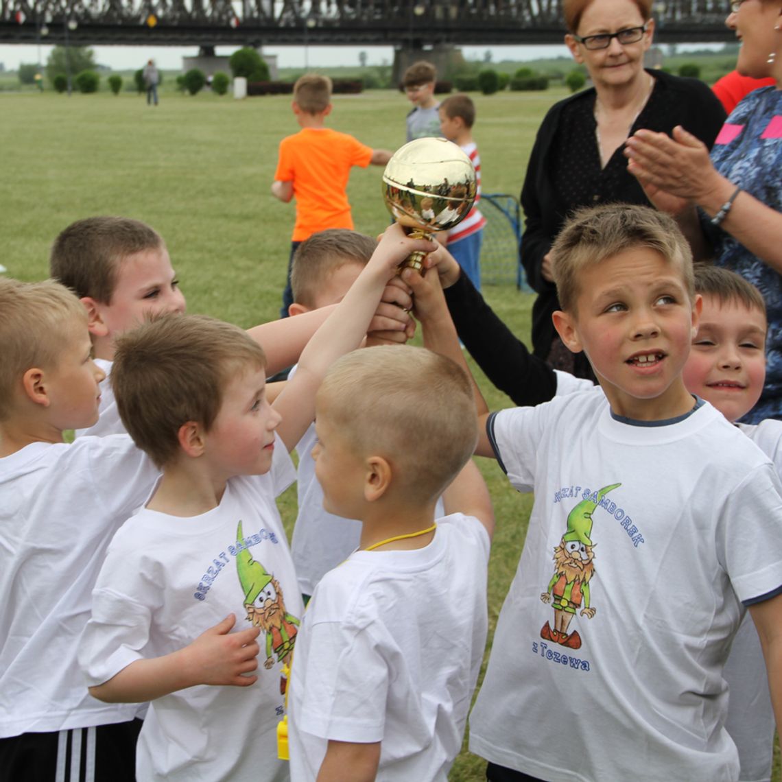 Tczewskie VIP-y i młodzież haratały w gałę na bulwarze! Tczewskie VIP-y i młodzież haratały w gałę na bulwarze!