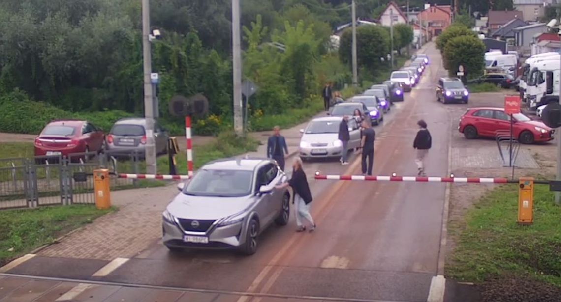 Ten sam przejazd. Ten sam niebezpieczny błąd. Tym razem zabrakło naprawdę niewiele do tragedii Ten sam przejazd. Ten sam niebezpieczny błąd. Tym razem zabrakło naprawdę niewiele do tragedii