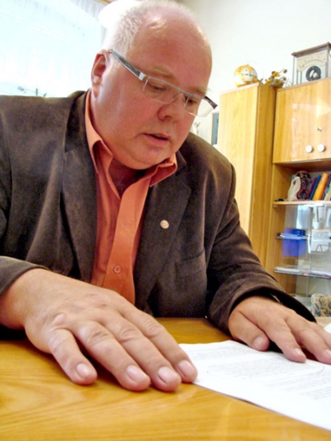 Teraz jest zwykłym nauczycielem Teraz jest zwykłym nauczycielem