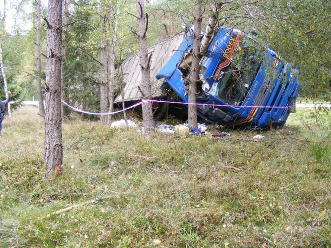 Tir leżał w rowie, a kierowca na gazie biegł obok.
