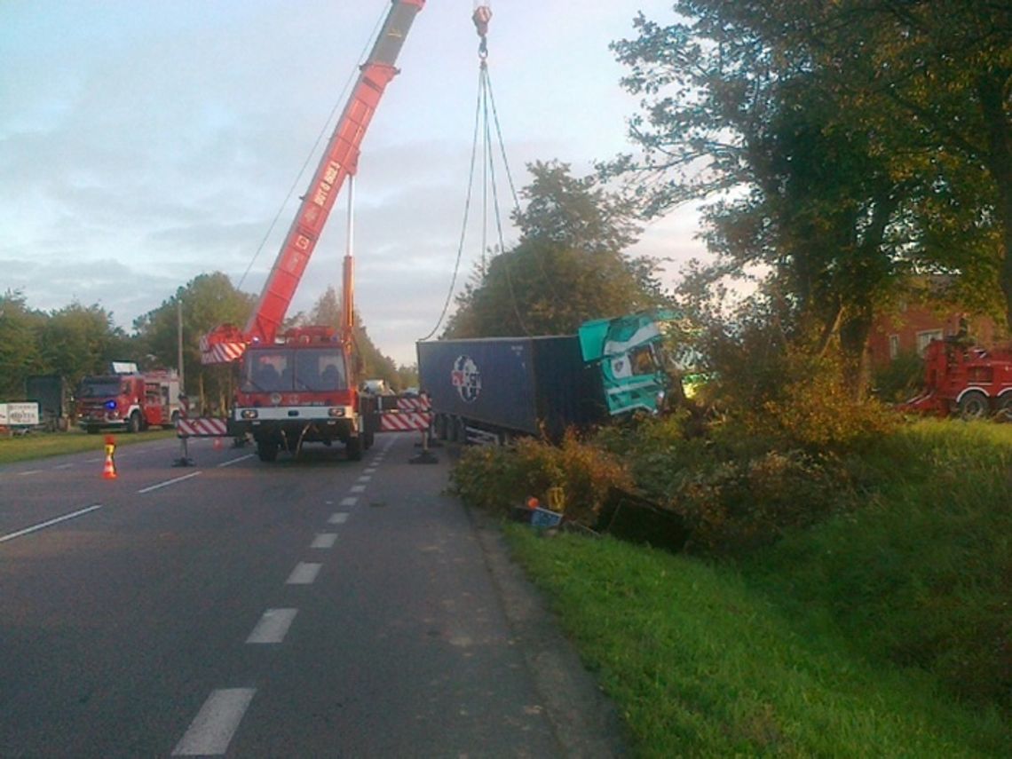 Tir wbił się w skarpę. Krajowa „jedynka” pod Czarlinem zablokowana